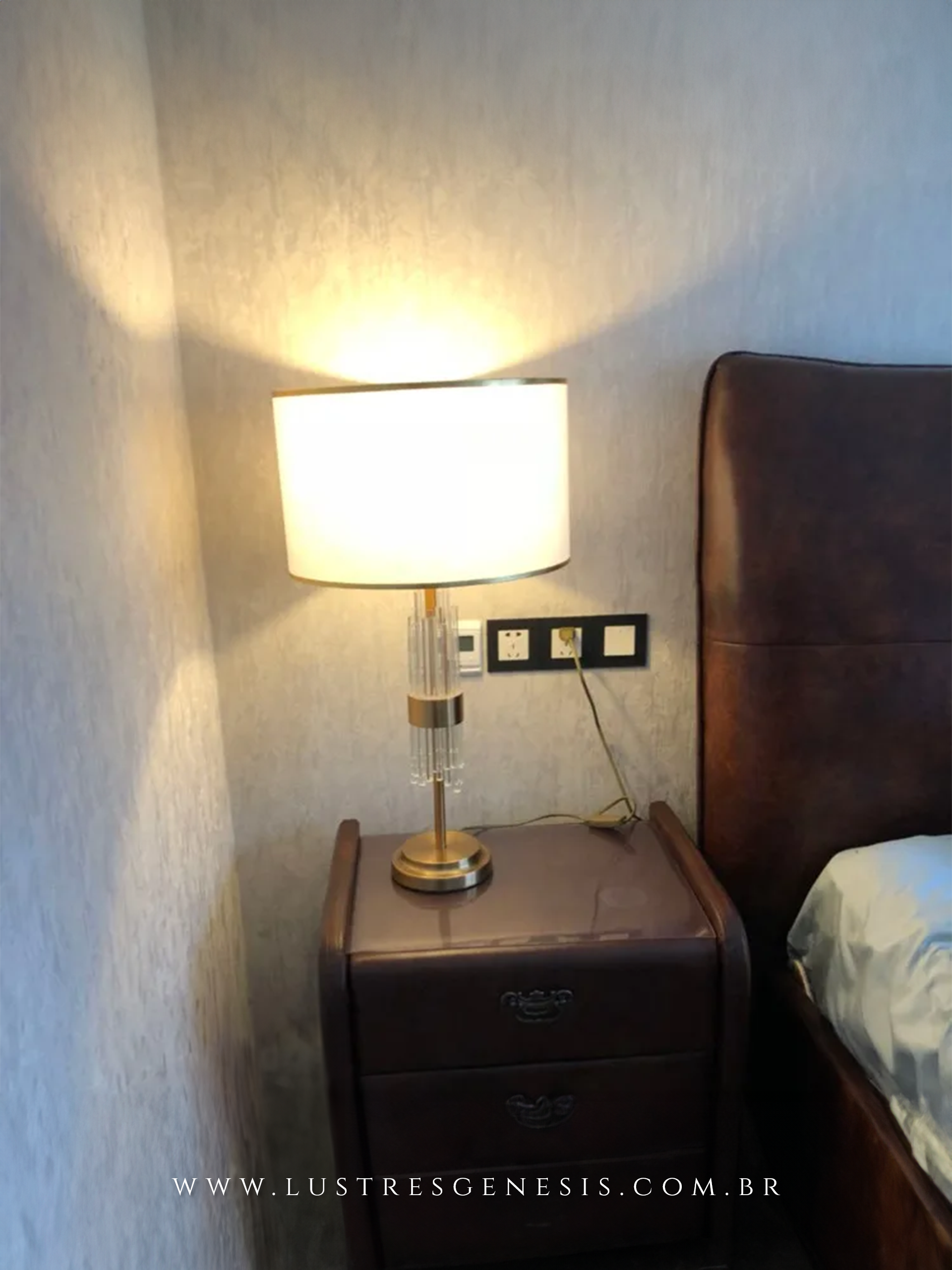 Abajur Ares com cúpula branca e detalhes dourados, base de metal dourado e hastes em vidro, ideal para quartos ou escritórios sofisticados.